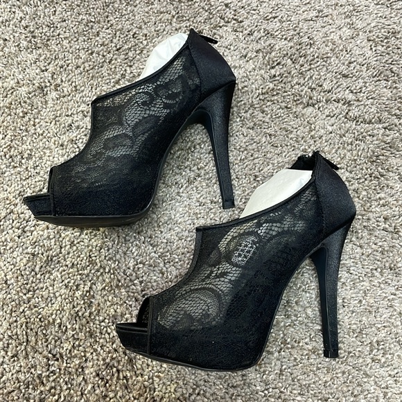 Elle Lace Platform Stiletto - Picture 6 of 6